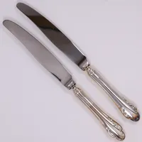 2 Knivar, modell Haga, längd 21,8cm, blad i rostfritt stål, MEMA år  2002, 830/1000 silver. Bruttovikt 124,5g 