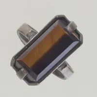 Ring med tigeröga, Ø 16½ mm, höjd 20 mm, Silver 835/1000 Vikt: 7,7 g