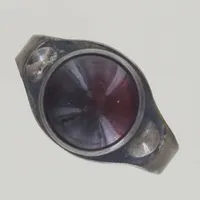 Ring med röd sten, Ø 17 mm, bredd 11 mm, Denmark Silver Vikt: 2,5 g