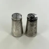 Salt/pepparkar, höjd 4,5 cm, små buckligt, Silver Vikt: 24,1 g