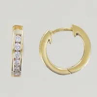 Ett par örhängen med diamanter 0,19 x 2ct, Ø 10 mm, 18K 2,9g Vikt: 2,9 g