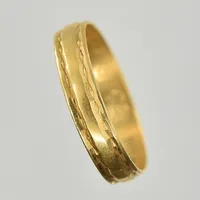 Ring, stl 15¼, bredd 3 mm, skev skena, gravyr, 18K. Vikt: 1,4 g