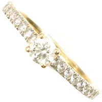 Ring med diamanter ca 1x 0,20ct + 20x 0,01ct, vitguld, stl 15½, bredd ca 3,8mm, Guldfynd, 18K Vikt: 2,3 g