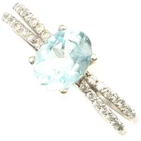 Ring vitguld, blå sten samt diamanter 28 x ca 0,005ct, stl 16½, bredd ca 2-8mm, 18K Vikt: 3 g