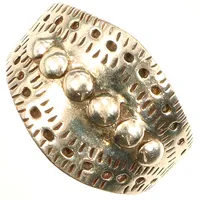 Ring, dekor i relief, reglerbar storlek, ca 17½, bredd ca 31mm, 925/1000 silver Vikt: 7,6 g