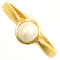 Ring, pärla, 19½, bredd 3-7mm, gravyr, 23K Vikt: 4,6 g