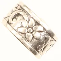 Ring med mönsterdekor, stl 17, bredd 10mm, skev, bucklig, 925/1000 silver Vikt: 5 g