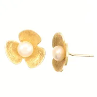 Ett par örhängen med pärlor, delvis förgyllda, Ø ca 13mm, ett stopp saknas, 925/1000 silver Vikt: 2,1 g
