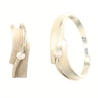 Hänge och ring med vita stenar, delvis matterade, bucklig ring, 925/1000 silver Vikt: 2,6 g