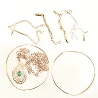 Diverse guldsmycken, ett par örhängen, tre armband, ett collier, ett hänge, defekta, saknar lås, buckliga, skeva, 14K Vikt: 27,9 g