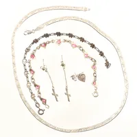 Diverse smycken, två armband, ett collier, ett par örhängen, ett hänge, defekta, skeva, slitage, silver Vikt: 18 g