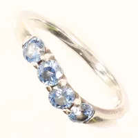 Ring, blå sten, stl 18½, bredd 3-5mm, Guldfynd, 925/1000 silver Vikt: 3,3 g