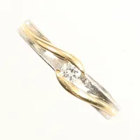 Ring med diamant ca 0,10ct, stl 18¼, bredd ca 4,7mm, defekt, sliten/ tunn skena, bucklig, platina/ 18K Vikt: 3 g