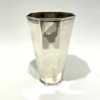 Vas, höjd 17,5cm, Ø 10cm, Mema, 830/1000 silver Vikt: 340,8 g