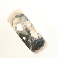 Armband med hamrad dekor, stelt, Ø ca 5 -5,5cm, bredd ca 2,1cm, 925/1000 silver Vikt: 22,8 g