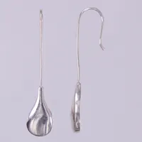 Ett par örhängen Tears For Ears, design Efva Attling, längd ca 46,5mm, bredd ca 1-9,6mm, silver 925/1000 Vikt: 5,4 g