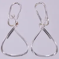 Ett par örhängen, Twisting Earrings, design Efva Attling, längd ca 70mm, bredd ca 14,7-36mm, nypris idag 2900sek, silver 925/1000 Vikt: 17,6 g