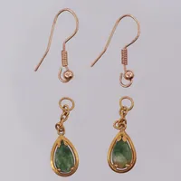 Ett par Örhängen med gröna stenar, krokar ej i guld, längd 4cm, 18K bruttovikt 2,2g 