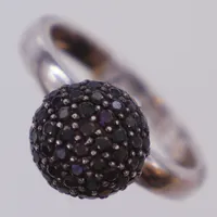 Ring med svarta stenar stl 17, skenans bredd 3mm, Sif Jakobs silver 925/1000 Vikt: 3,3 g