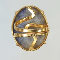Ring i gulmetall med blå sten, stl 19, bredd 4-ca30mm 