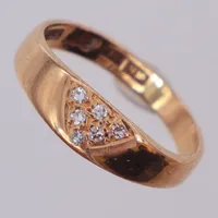 Ring med diamanter 6xca0,01ct stl 16 bredd 2-4mm, LeifC (Carlson Guldsmide AB Leif) Mölndal 1987, 18K Vikt: 3,1 g
