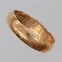 Ring, stl 22¼, bredd 6mm, gravyr, 18K Vikt: 5,8 g
