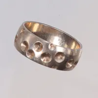 Ring, stl 19¾, bredd 8mm, silver 925/1000 Vikt: 6,4 g