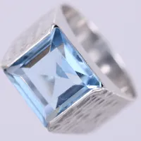 Ring med blå sten, stl ca 15¼, bredd ca 5,1-10mm, Hedbergs Guld, 1972, 830/1000 silver  Vikt: 3,5 g
