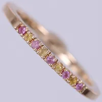 Ring med med troligen rosa och gula safirer, stl ca 17, bredd ca 1,6mm, Annika Gustavsson Jewelry, 18K  Vikt: 2,7 g