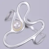 Ring med pärla, Pernille Corydon Jewellery, stl ca 15½, bredd ca 1,3-20mm, 925/1000 silver  Vikt: 2 g