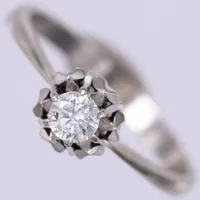 Ring med diamant 1x0,21ct enligt gravyr, stl ca 18, bredd ca 2,3-6,7mm, vitguld, 18K  Vikt: 2,9 g