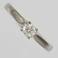 Ring med diamant 1 x ca 0,25ct, Ø18, gravyr,  vitguld 18K Vikt: 4,8 g