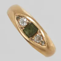 Ring med diamanter 2 x ca 0,04 + 2 x 0,01ct gammal slipning och grön sten med slitna fasettkanter, Ø16½, 14K Vikt: 4,3 g