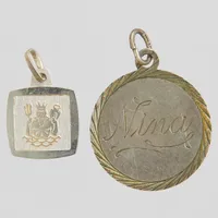 2 Silverhängen, en med personlig gravyr, 830-925/1000. Vikt: 3,1 g