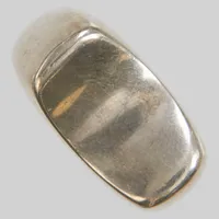 Silverring, 17¾, bredd:3,5-11mm, 925/1000. Vikt: 8,8 g