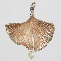 Silverhänge, ginkoblad med odlad pärla, 50x41,5mm, signerad Etsuko Minowa, Stockholm, 925/1000. Vikt: 8,5 g