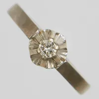 Ring, briljantslipad diamant 0,10ct enligt gravyr, Ø17¼, bredd:2,5-6,5mm, vitguld, 18K. Vikt: 3,5 g