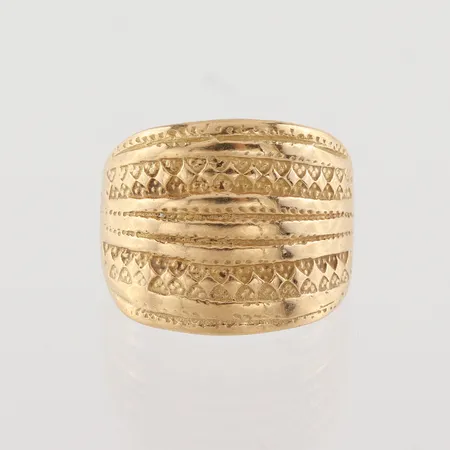 Ring mönstrad, storlek 18 ½ mm, bredd 2,3-18 mm, 18 k. Vikt: 8,7 g