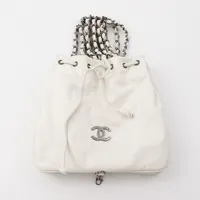 Dubbelväska vintage Chanel vit, kalvskinn, ca 21x22cm vardera väskan, remmar 6st ca 29cm, normalt bruksslitage med några fläckar som kanske kan putsas bort, tillbehör endast dustbag