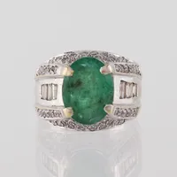 Ring med oval smaragd 4,66ct och diamanter 53st 0,66ct samt baguettslipade diamanter 0,43ct allt enligt inskription, stl ca 16½mm, bredd 5,3-14,6mm, 14k vitguld Vikt: 10,5 g