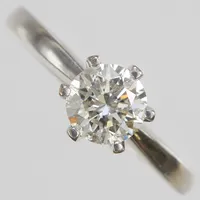 Ring med briljantslipad diamant 1,01ct, W/P1, GIA certifikat 1355723063, Ø17¼, bredd: 2,5-7,5mm, GHA, etui, vitguld, 18K Vikt: 4,9 g