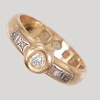 Ring stl 16¼, bredd 3,9-5,9mm, diamant 1x ca 0,10ct, åttkantslipade 4x ca 0,01ct, gravyr, 18K  Vikt: 4,5 g