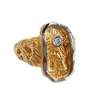Ring, 18K guld, kraftig modell, Diamant 1 x 0,08ct, Ø20,0 mm, bredd 5-22 mm, detalj i vitguld, tillverkarstämpel ÖR + stämpel för Guldsmedsmästarnas Riksförbund, tillverkad 1990, fint skick  Vikt: 30,6 g