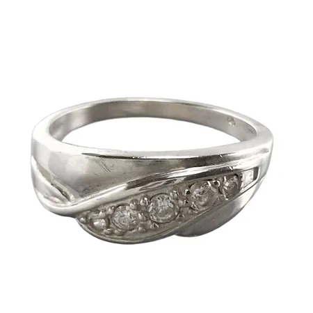 Ring, silver 925/1000, vita stenar, Ø17¾ mm, bredd 2-7,5 mm, fint skick  Vikt: 2,9 g