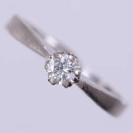 Ring vitguld med diamant ca 1x0,18ct, enligt gravyr, stl: 15¾, bredd: ca 2-4mm, GIA, 18K Vikt: 2,9 g