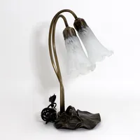 Bordslampa Aneta, jugendstil, höjd 40 cm, ena glödlampan trasig, båda socklar fungerar, dekorativ del saknas  Vikt: 0 g Skickas med postpaket.