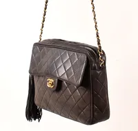 Handväska Chanel Camera Tassle zip Flapbag, brunt skinn, med certifikat: 2708945, dustbag, längd 26cm, kraftigt bruksslitage Skickas med postpaket.
