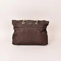 Väska Prada, brun textil, detaljer av gulfärgad metall, ca 42x30x10cm, kraftigt slitage, trasigt foder.