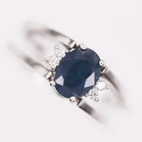 Ring, vändbar, med safir ca 1,20ct och smaragd, ca 0,95ct samt briljantslipade  diamanter 4 x ca 0,02ct, stl: 17¼, 18K vitguld Vikt: 6,8 g