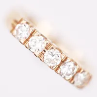 Ring med 5st briljantslipade diamanter totalt 0,64ct enligt gravyr, kvalitet ca W-TCr(H-I)/VS-SI, stl: 17 ¼ , 18K guld Vikt: 5 g